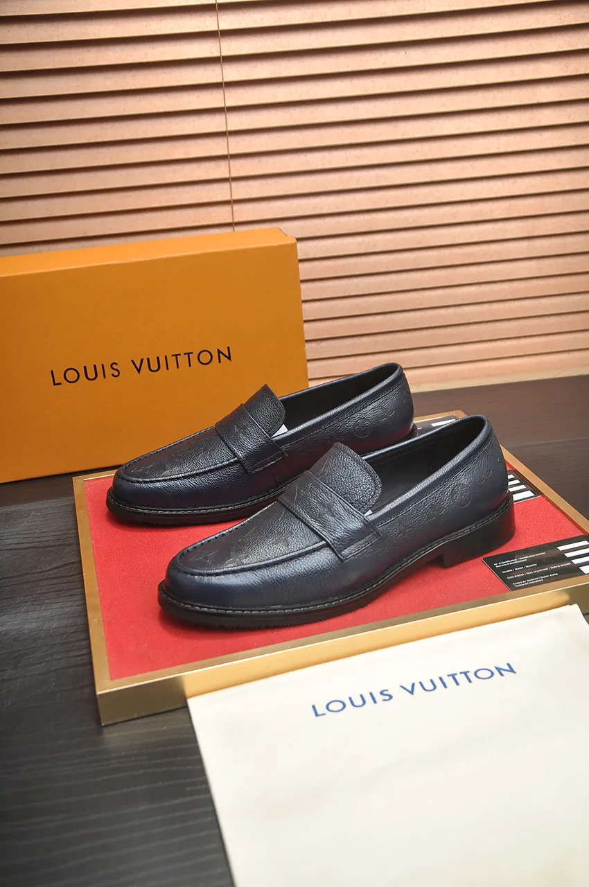 Men's men's shoes 💰460💶 [LV] (all high-end sheep lining) 🍀LV's latest genuine leather business suit shoes are launched simultaneously on the official website. The first-layer cowhide imported from Italy is made of heavy gold, 💥official website 1:1 rubber outsole. Versatile to wear, high-end without losing class, and the color combination is extraordinary. This four-season style is alluring when worn on your feet, showing off your big-name flair. Standard code 38-45 (45 customized)
